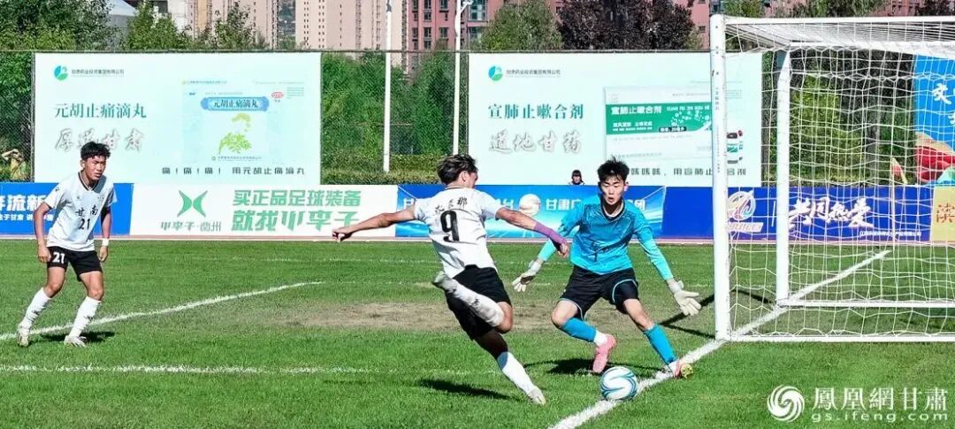 甘肅藥業(yè)集團(tuán)兩大拳頭產(chǎn)品廣告牌亮相隴城廠超決賽賽場(chǎng) 李德宇 攝